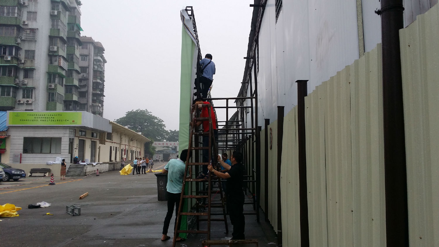 通宵達旦,準時完成廣州市供銷合作社宣傳展板布置